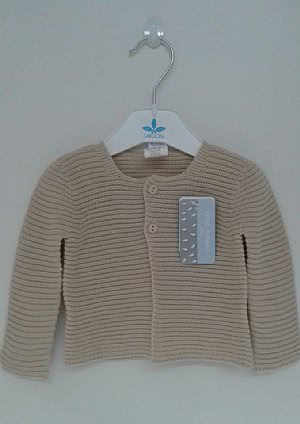 Chaqueta de niño básica en color camel.