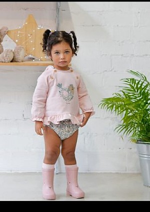Conjunto de niña corto con una gallinita.Pequeños piratas.