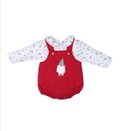 Conjunto de niño con peto en color burdeos.