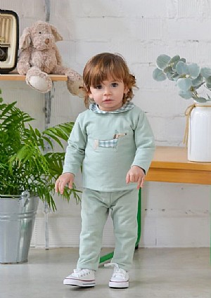 Conjunto de niño en color verde con un perro.Pequeños Piratas.