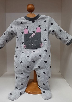 Pijama de bebé en color gris con estrellitas.