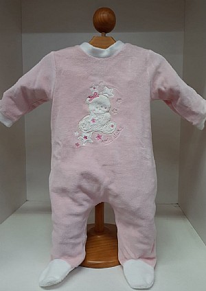 Pijama de bebé en color rosa con osito.