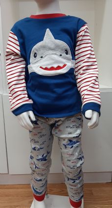 Pijama de niño con tiburones.