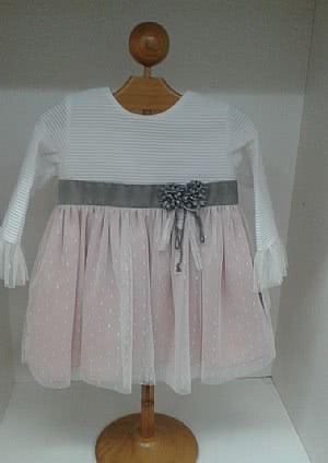 Vestido con gasa en color rosa palo.