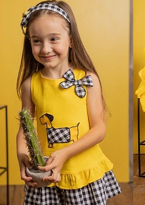 Vestido en color amarillo con perrito.