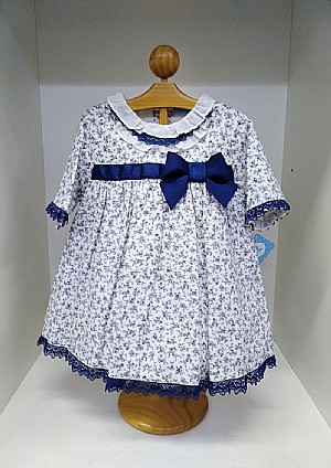 Vestido en color crudo con estampado en azul marino.