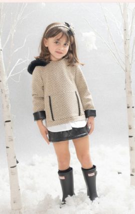 Vestido en color piedra con capucha.Basmarti.