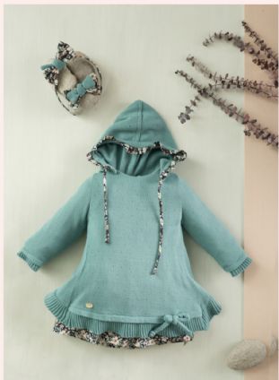 Vestido en color verde con capucha.Basmarti,