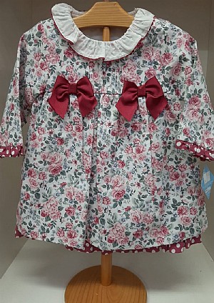 Vestido infantil con estampado de florecitas.