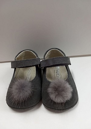 Zapato de serraje en color gris.