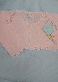 Chaqueta perlé de niña en rosa.