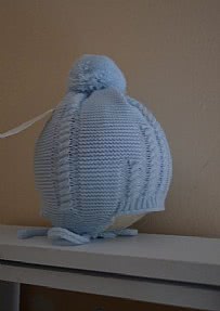 Gorro bebé de lana con pompóm en color azul.