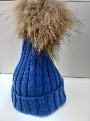 Gorro con pompóm de pelo natural en color azul.