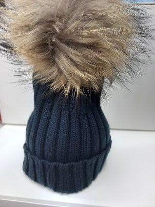 Gorro con pompóm de pelo natural en color azul marino.