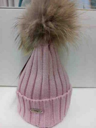 Gorro con pompóm de pelo natural en color rosa.