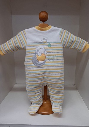 Pijama de bebé con rayitas.