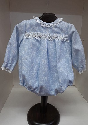 Rana bebé en color azul con puntilla.