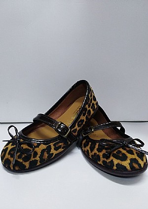 Zapato con estampado de leopardo.Chuches.