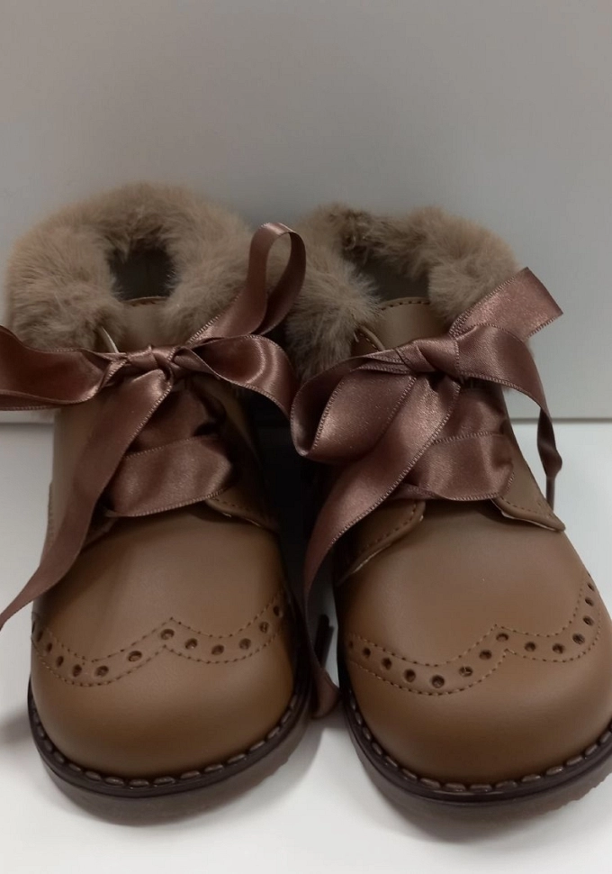 Bota de piel con pelo en color visón.