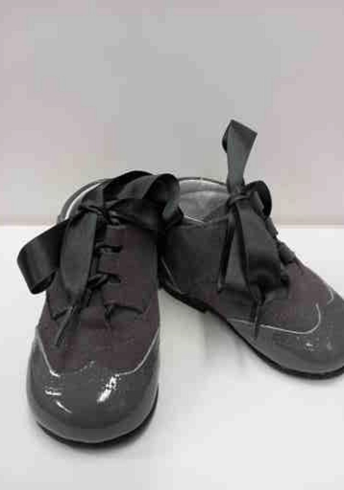 Bota de serraje en color gris.Chuches.