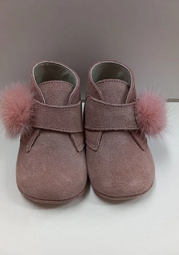 Botita de serraje en color rosa.