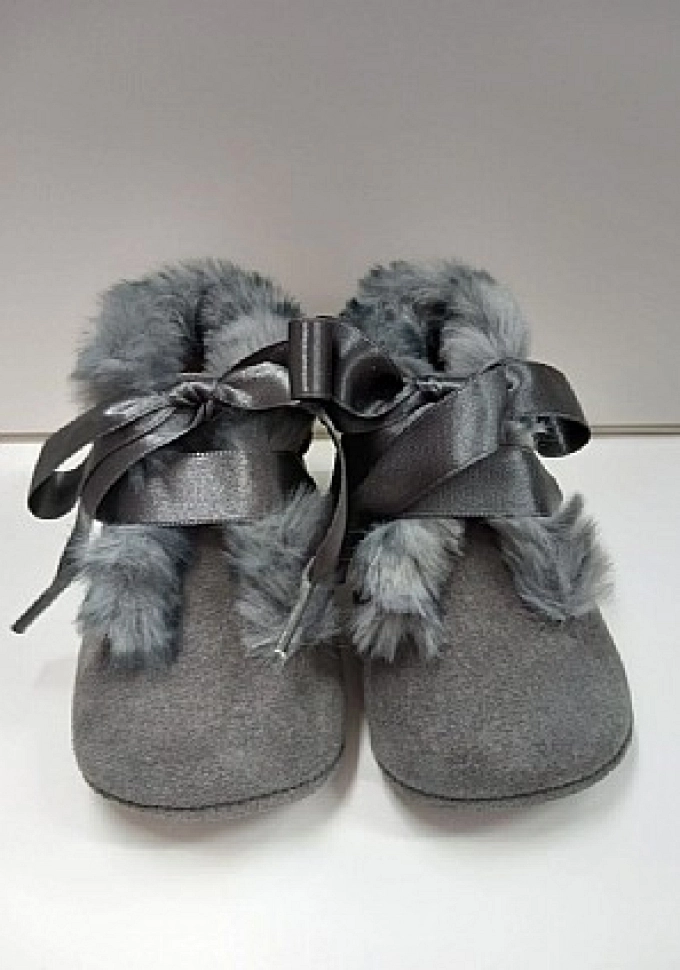 Botita en color gris con pelo.