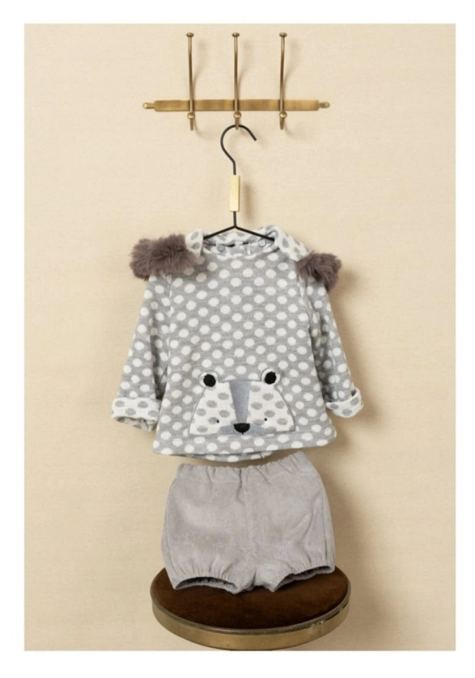 Conjunto de dos piezas en color gris con capucha.Basmarti.