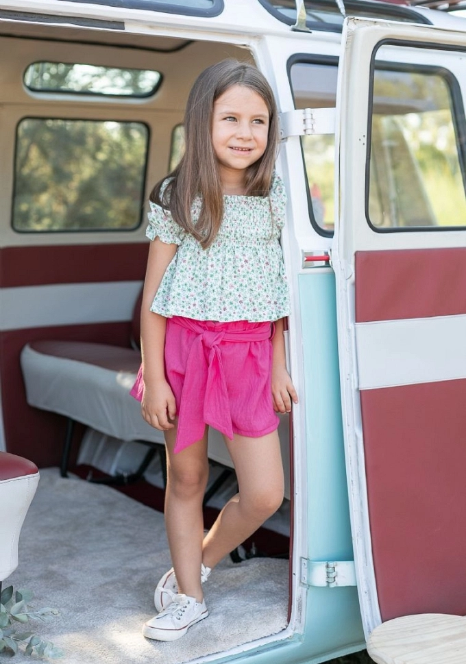 Conjunto de niña con florecitas en color rosa.Coco-acqua.