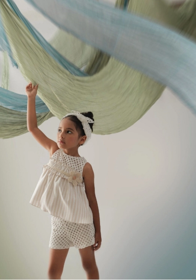 Conjunto de niña con pantalón corto en color crudo.Basmarti