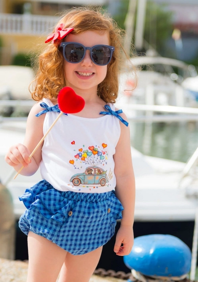 Conjunto de niña en color azul con un coche.Pequeños Piratas.