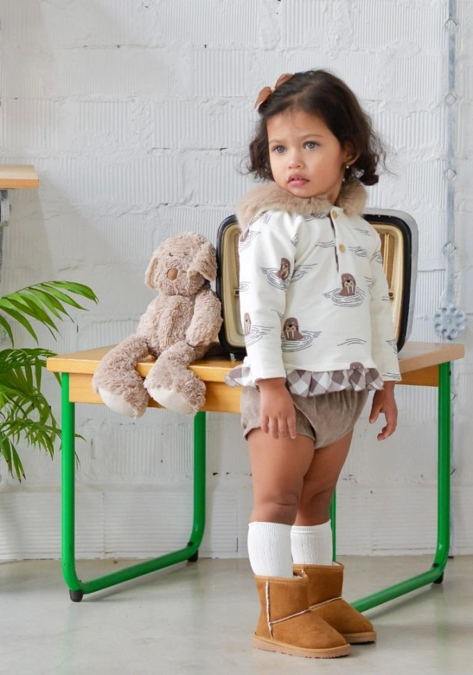 Conjunto de niña en color crudo y con focas.Pequeños Piratas.