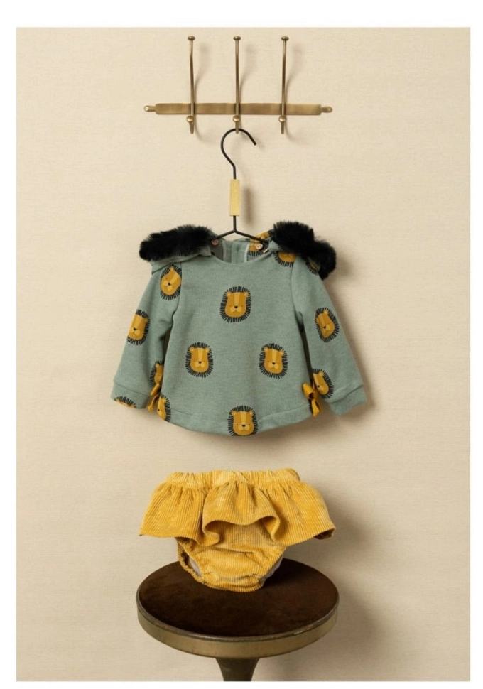 Conjunto de niña en color verde con leones.Basmarti.