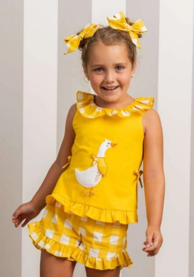 Conjunto de pantalón corto en color amarillo.Basmarti.