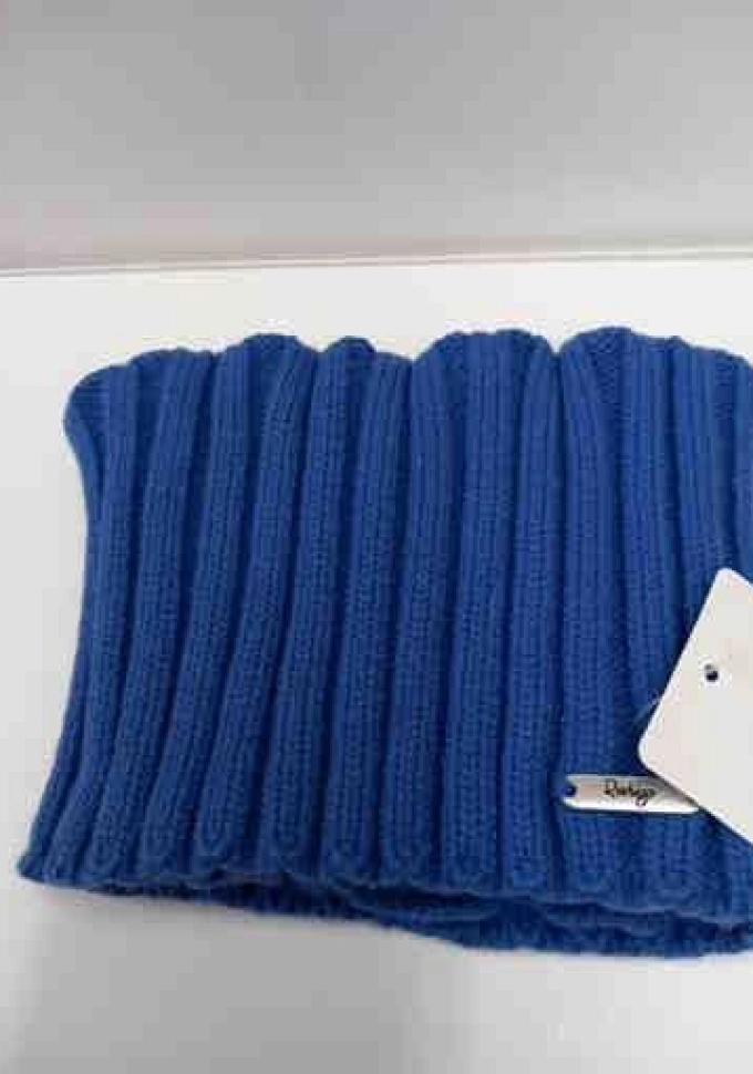 Cuello de punto en color azul.