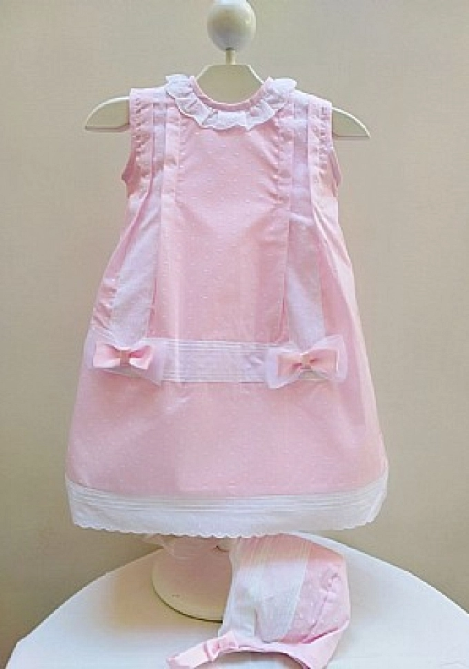 Faldón con capota rosa en batista.