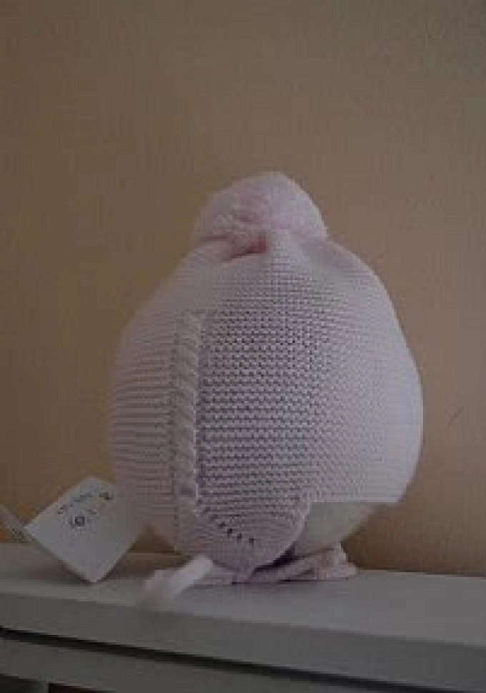 Gorro bebé de lana con pompóm en color rosa.