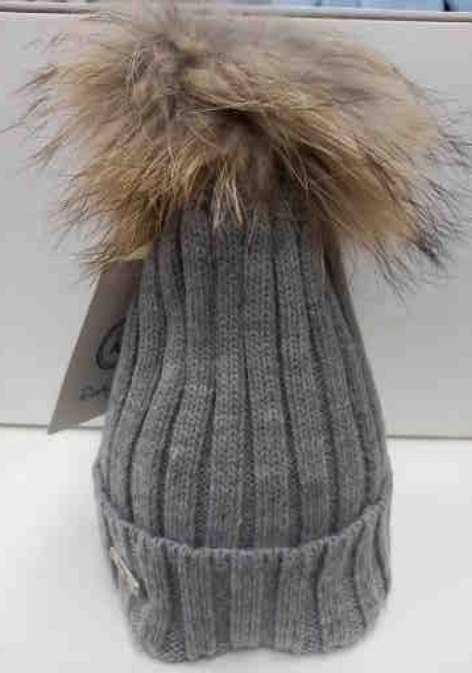 Gorro con pompóm de pelo natural en color gris.