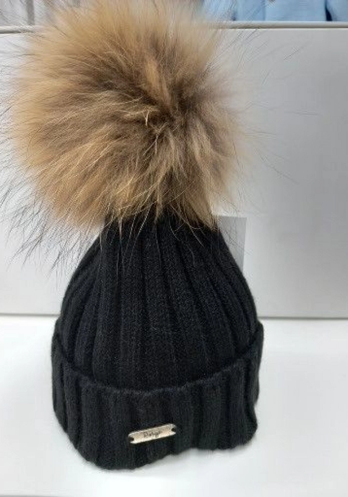 Gorro con pompóm de pelo natural en color negro.