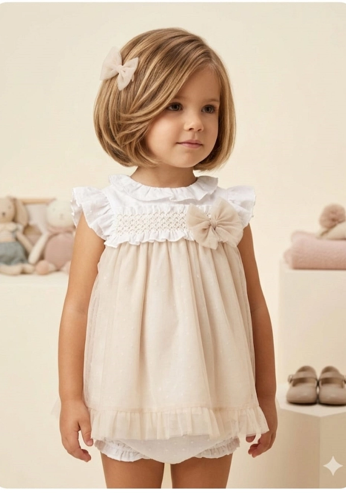 Jesusito de ceremonia con tul en color crudo.Basmarti.