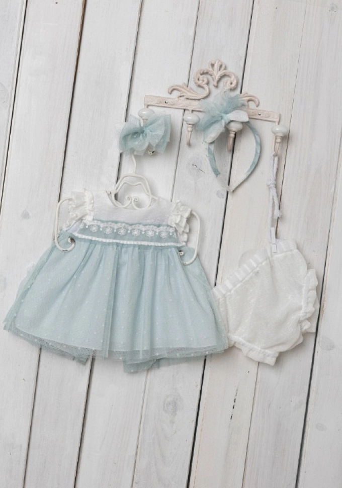 Jesusito de ceremonia con tul en color verde.Basmarti.