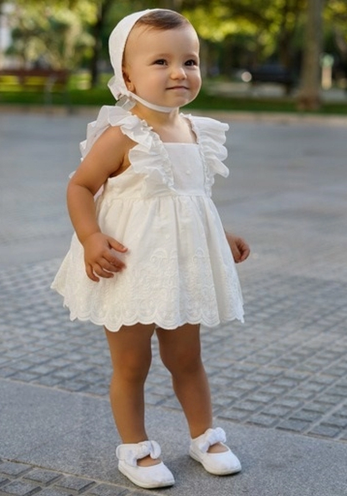 Jesusito de ceremonia en color blanco con lazo en color rosa.