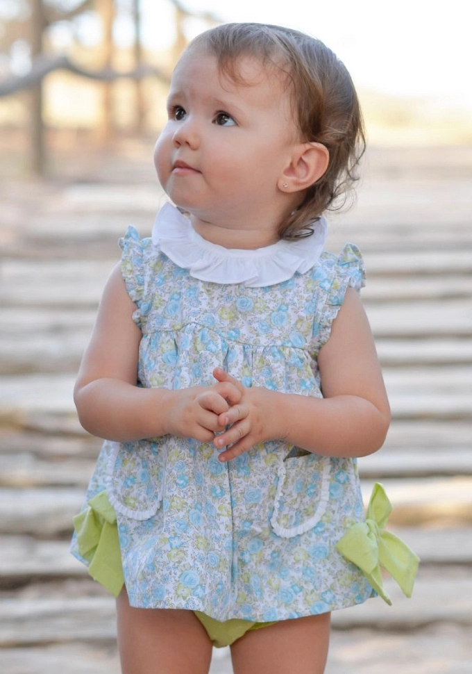 Jesusito de dos piezas con florecitas en color verde.