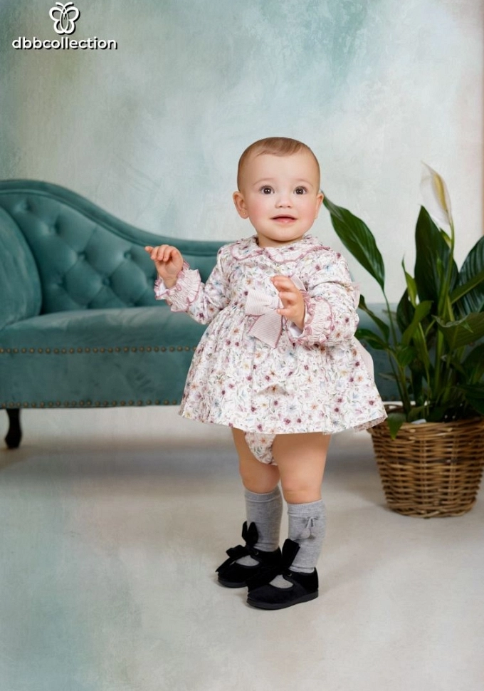 Jesusito de dos piezas con flores en color rosa.