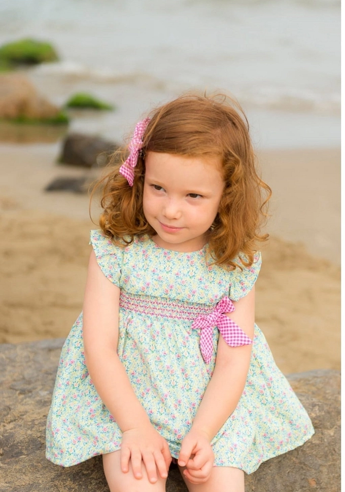 Jesusito de niña con florecitas en color verde.Pequeños PIratas.