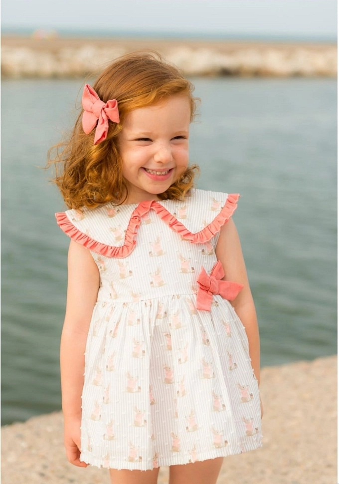 Jesusito de niña en color salmón  con conejitos.Pequeños Piratas