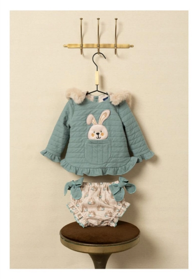 Jesusito en color verde con un conejo.Basmarti.