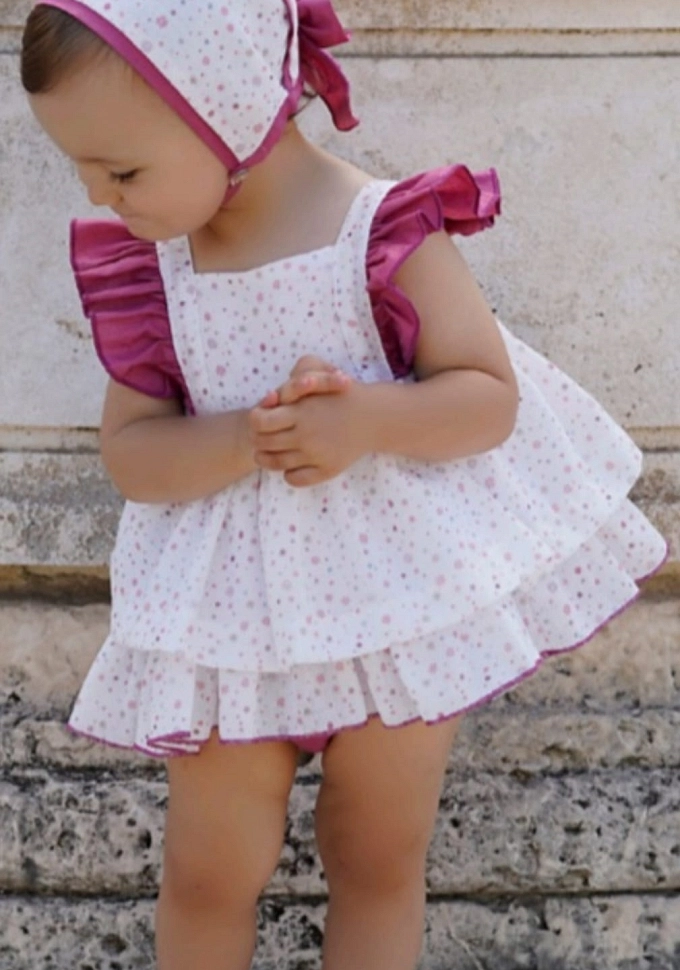 Jesusito infantil con florecitas en color rosa.