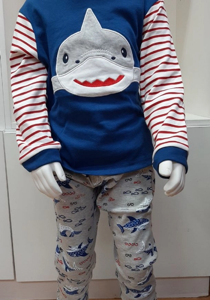 Pijama de niño con tiburones.