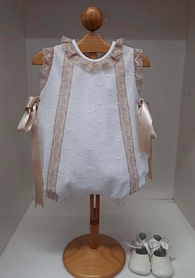 Rana de bautizo con puntilla en color blanco.