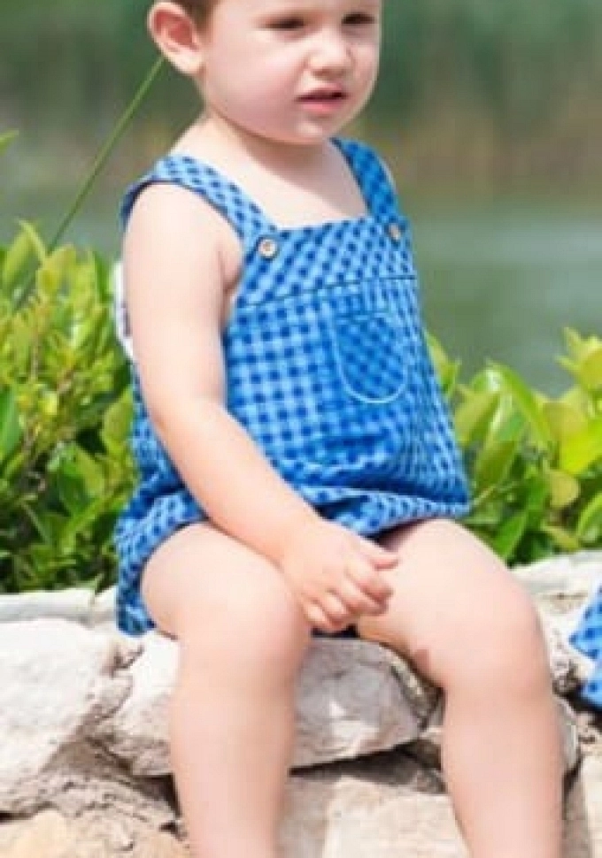 Ranita bebé de cuadritos en color azul.Pequeños Piratas.